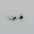 Vue macro des boucles d'oreilles zircon vert rond en argent sterling S925 poli - Argent 925 / Vert Émeraude (Argent)