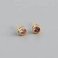 Détail de boucles d'oreilles en argent s925 avec zircon violet et finition milgrain - Argent 925 / Violet Améthyste (Or)