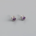 Détail macro de boucles d'oreilles en argent S925 avec zircon violet rond et sertissage - Argent 925 / Violet Améthyste (Argent)