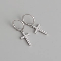 Makroansicht der S925 Sterling Silber Creolen mit schimmernden Kristall-Kreuzanhängern - Kreuz-Silber