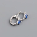 Macro-opname van S925 zilveren oorringen met vierkante blauwe zirkoon en micro-pave - 925 zilver / Zilver Blauwe Zirkonia