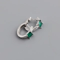 Detailopname van S925 sterling zilveren huggie oorbellen met groene vierkante zirkoon - 925 zilver / Zilver Groene Zirkonia