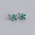 Dettaglio di orecchini a fiore in argento S925 con pietre marquise verdi brillanti - Argento 925 / Verde Smeraldo (Argento)