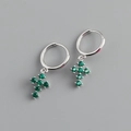 Vue macro des créoles en argent sterling S925 avec pendentifs croix en zircon vert - Argent 925 / Pierre Verte (Ton Argent)