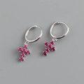 Gros plan sur boucles d'oreilles créoles S925 argent avec pendentifs croix zircon rouge - Argent 925 / Zircone Rouge Platine