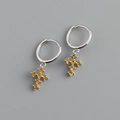 Vue macro de boucles d'oreilles créoles en argent S925 avec pendentif croix en zircon jaune - Argent 925 / Zircone Jaune Platine