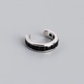 Nahaufnahme der S925 Silber-Ohrmanschette mit quadratisch geschnittenen schwarzen Zirkonia - Schwarz (Silberne Basis)