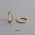 Gros plan de créoles torsadées dorées de 10mm en style argent fin S925 poli - 10 / Or