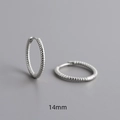 Vue détaillée de créoles en argent sterling S925 de 14mm avec texture torsadée - 14 / Or blanc