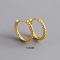 Detail van 12mm gouden oorringen met een honingraatpatroon en handige scharniersluiting - 925 zilver / Goud (Binnendiameter 12MM)