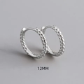 Detail van 12mm S925 sterling zilveren oorringen met een unieke gehamerde textuur - 925 zilver / Platina (Binnendiameter 12MM)