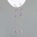 Dettaglio di orecchini pendenti in argento con nappe in zircone viola e punzone S925 - Argento 925 / Viola Ametista (Argento)