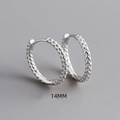 Detail van 14mm S925 sterling zilveren oorringen met een gehamerd textuur oppervlak - 925 zilver / Platina (Binnendiameter 14MM)