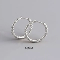 Detail van 16mm S925 sterling zilveren oorringen met een getextureerde gehamerde afwerking - 925 zilver / Platina (Binnendiameter 16MM)