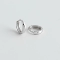 Macro detail of polished S925 sterling silver hoop earrings with clear hallmark stamp - 925 Silver / Inner Diameter 6mm (Silver)