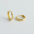 Dettaglio di orecchini a cerchio in argento sterling S925 placcato oro con finitura lucida - Argento 925 / Diametro Interno 8mm (Oro)