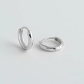 Dettaglio degli orecchini a cerchio in argento sterling S925 con marchio del materiale - Argento 925 / Diametro Interno 8mm (Argento)