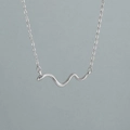 Makroansicht der S925 Sterlingsilber Schlangenkette mit feiner Schuppenstruktur und O-Kette - 925er Silber / Weißgold