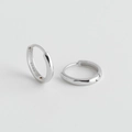 Dettaglio macro di orecchini a cerchio in argento S925 lucidato con marchio inciso - Argento 925 / Diametro Interno 10mm (Argento)