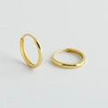 Dettaglio di orecchini a cerchio in argento S925 dorato lucido con marchio e cerniera - Argento 925 / Diametro Interno 12mm (Oro)