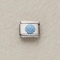 Dettaglio macro di un charm a conchiglia azzurra su maglia modulare italiana in acciaio - Conchiglia Lumaca Blu Chiaro (8)