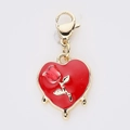 Détail d'un pendentif cœur en émail rouge avec motif rose et fermoir mousqueton doré - Style Rose Coeur