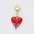 Pendentif cœur en émail rouge avec fermoir mousqueton doré et détail en métal en V - Style Cœur en Métal en V