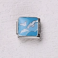 Détail macro du charm italien en émail bleu avec motif oiseau blanc sur acier inoxydable - Motif Oiseau en Vol Bleu Clair (7)