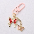 Rosa Schmetterling-Schlüsselanhänger mit rotem Anhänger und goldenen Details - Rosa Doppel-Schmetterlings-Stil (3)