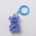 Llavero de oso azul brillante con lazo dorado y cadena de eslabones de plástico azul - Azul