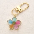 Portachiavi dorato con ciondolo a forma di fiore in resina colorata e glitter - Stile Fiore a Cinque Petali Brillantini Cinque Colori (4)