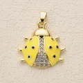 Goldener Marienkäfer-Anhänger mit gelbem Emaille und weißen Zirkonia auf beigem Grund - Gelber Marienkäfer Mittellinie Strass (23)