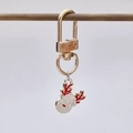 Porte-clés de Noël renne avec fermoir mousqueton doré et breloque en émail blanc - Renne Avec Visage Blanc Et Bois Rouges Style (2)
