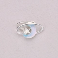 Elegante ciondolo stella e luna con intarsio in opale blu e finitura in argento - Stile Pianeta Cangiante (3)