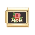 Dettaglio charm italiano dorato con rosa in smalto nero e scritta MOM incorporata - Stile Rosa MOM su Sfondo Nero