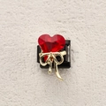 Ciondolo a cuore rosso italiano con fiocco dorato su base nera per bracciale DIY - Stile Fiocco Cuore Rubino (1)