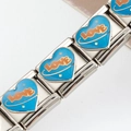 Makrodetail eines italienischen Edelstahl-Charms mit blauem Emaille-Herz und LOVE-Schriftzug - Blau Love Stil