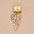 Charm italiano dorado con colgante de lazo en diamantes rosados sobre fondo cuero - Lazo (6)