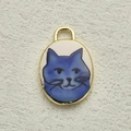 Colgante ovalado dorado con ilustración de gato azul oscuro sobre base blanca - Estilo Gato Azul (18)
