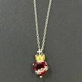 Gothische Silberkette mit rotem Herz-Edelstein, Dornendetails und einem Kreuz - Silberner Dornen Krone Herz Stil (8)
