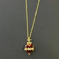 Halskette mit heiligem Herz, rotem Kristall und goldenen Dornendetails auf dunklem Grund - Goldenes Heiliges Herz mit Dornen (9)