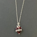 Silberne gotische Kette mit rotem Herzanhänger und Dornenverzierung im Detail - Silberner Heiliges Herz mit Dornen (10)