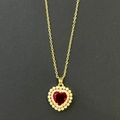 Goldene Herzkette mit rotem Kristall und weißem Halo auf dunklem Hintergrund - Goldenes Pave-Strass Herz Stil (14)
