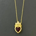 Goldene Herzkette mit rotem Edelstein und Kronenanhänger auf schwarzem Grund - Goldene Krone Herz Stil (15)