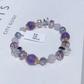 Amethyst-Perlenarmband mit 14K Gold-Schmetterling auf weißem Magazin Hintergrund - Natürlich / Lila