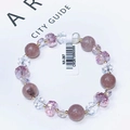 Elegantes Amethyst-Kristallarmband mit Erdbeerquarz-Perlen und goldenen Akzenten auf Weiß - Natürlich / Erdbeerquarz