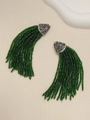 Orecchini a nappa verde con cappuccio in cristallo su sfondo beige minimalista - Pendente lungo con nappa / Verde Scuro