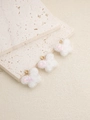 Trois breloques papillon effet sucre avec fleurs roses sur plateau en pierre - Blanc
