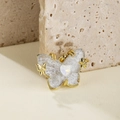 Collar de mariposa dorada con alas de fibra blanca y piedra de ópalo de corazón - Plateado