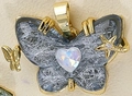 Colgante mariposa dorada con alas grises texturizadas y piedra corazón de ópalo - Gris Pizarra